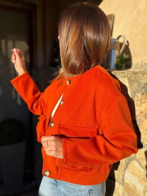 detalle del color naranja en la bomber nancy
