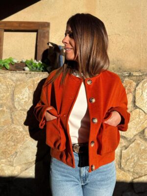 modelo posando con la bomber nancy de color naranja