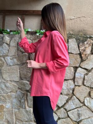 vista lateral de la camisa reina color coral