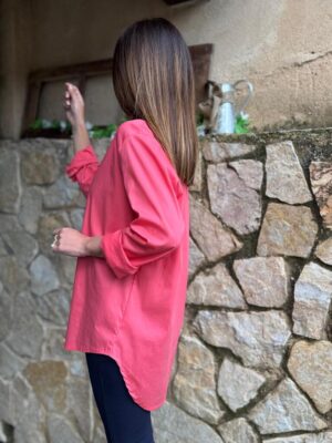 modelo posando con la camisa reina edicion color coral