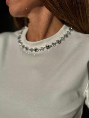 detalle de la cadena en el cuello de la camiseta strass