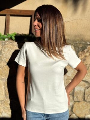 modelo posando con la camiseta strass blanca con cadena en el cuello