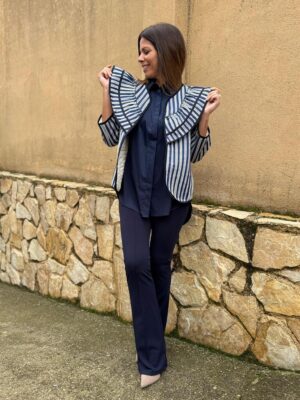modelo posando con la chaqueta viena edicion azul marino
