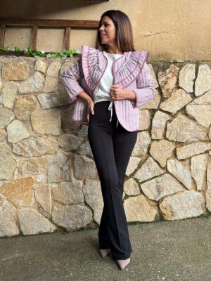 modelo posando con la chaqueta viena de color rosa empolvado