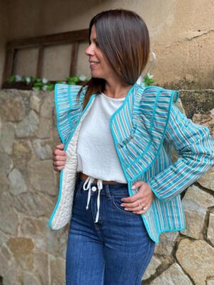 modelo posando con la chaqueta viena edicion turquesa