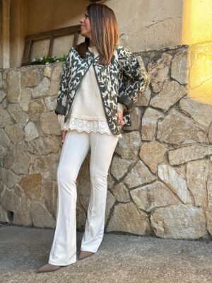 modelo posando con el pantalon legguin edicion color beige