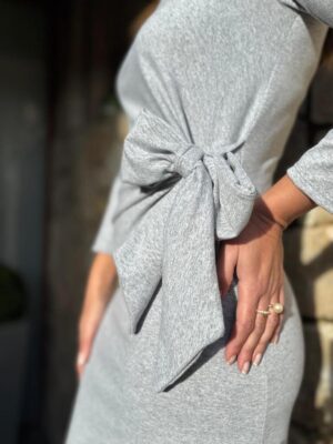 detalle del lazo en el lateral del vestido lazada gris