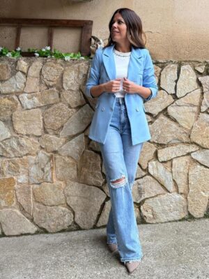 modelo posando con la blazer kler de color azul bebe