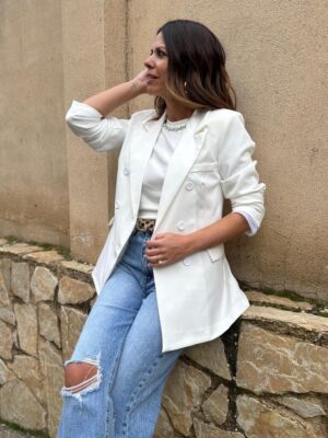 combinacion de blazer kler blanca con pantalon vaquero