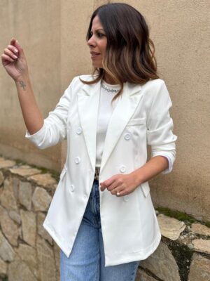 modelo posando con la blazer kler edicion color blanco