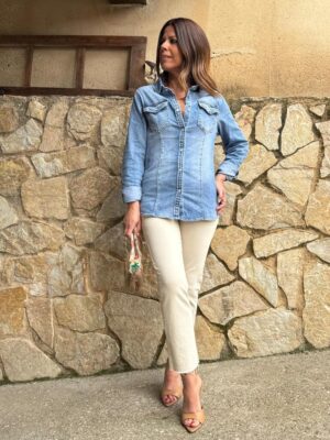 conjunto de camisa vaquera doris con pantalon beige