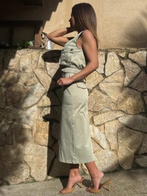 modelo posando con el conjunto safari color kaki