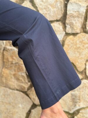 detalle de la pernera en el pantalon chino woman