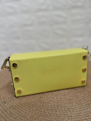 tachuelas en el bolso caja edicion color amarillo