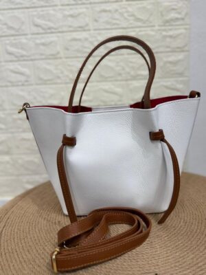 vista del bolso madison de color beige con correa incluida