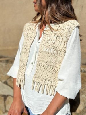 detalle del color beige en el chaleco crochet
