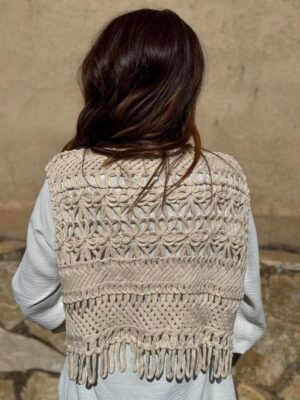 vista de la parte trasera del chaleco crochet beige