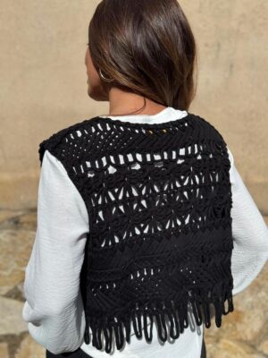 vista de la parte trasera del chaleco crochet negro