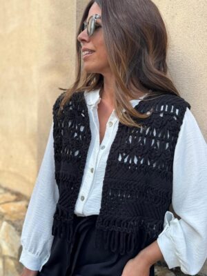 modelo posando con el chaleco crochet color negro