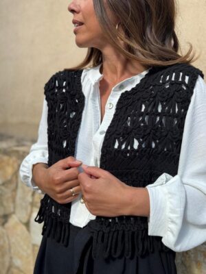 detalle del acabado bajo en el chaleco crochet negro