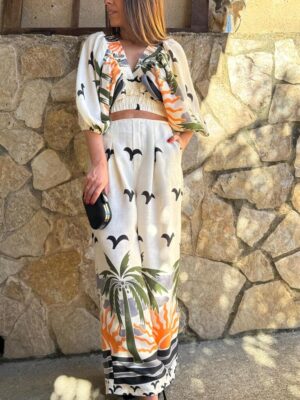 modelo posando con el conjunto tropico compuesto por blusa y pantalon