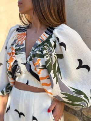 detalles en la blusa del conjunto tropico de mar de rosas