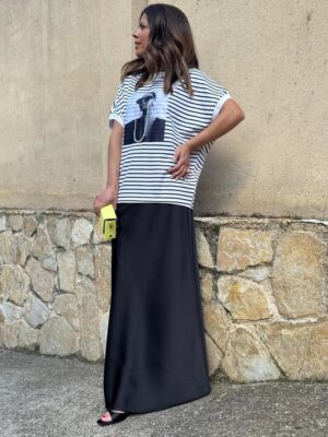 falda larga satinada combinada con la camiseta paris