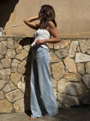 modelo posando con los jeans manhattan de tiro medio/alto