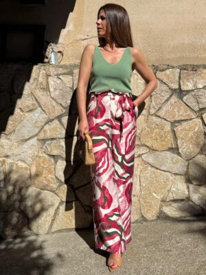 modelo posando con el pantalon suri y top color kaki
