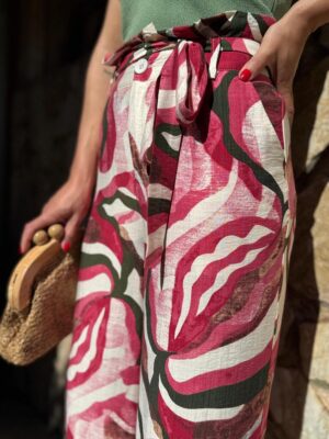detalle de los estampados rosas, crudos y kakis del pantalon suri