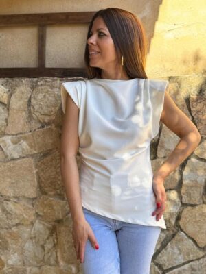 top kory asimetrico de color blanco roto