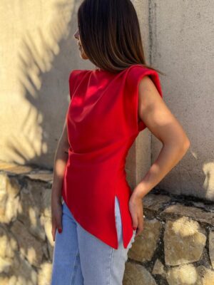 modelo posando con el top kory edicion color rojo