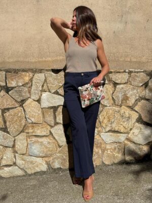 modelo posando con el top maldivas de color taupe