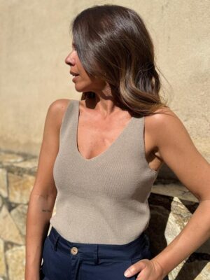 detalle del escote en el top maldivas color taupe