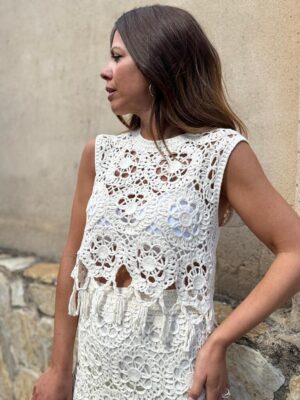 modelo posando con el conjunto valsay crochet