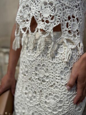 detalle de los flecos en el crochet del conjunto valsay blanco