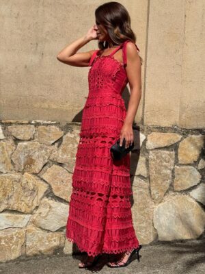modelo posando con el vestido monaco de color rojo