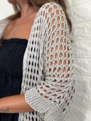detalle del crochet en la chaqueta salma larga color topo