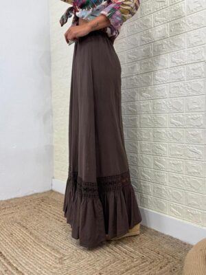 modelo posando con la falda diana marron chocolate