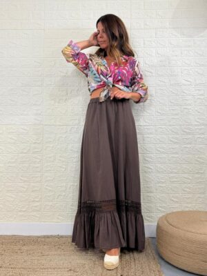 conjunto de falda diana marron chocolate combinada con blusa multicolor