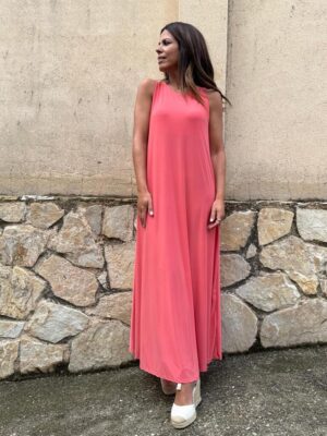 modelo posando con el vestido maia edicion coral