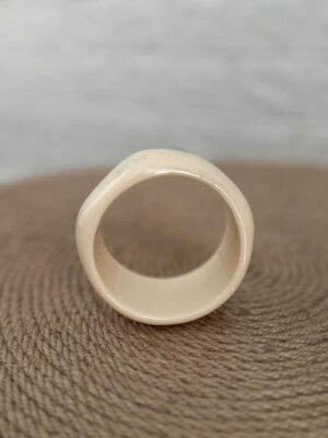detalle del efecto nacar en la pulsera ancha beige