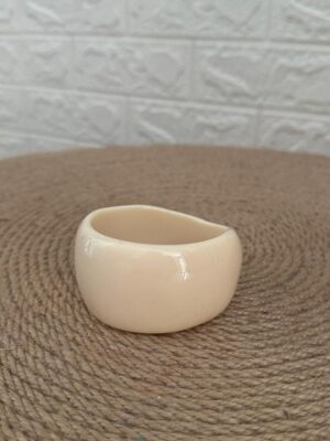 detalle de la forma de la pulsera nacar beige