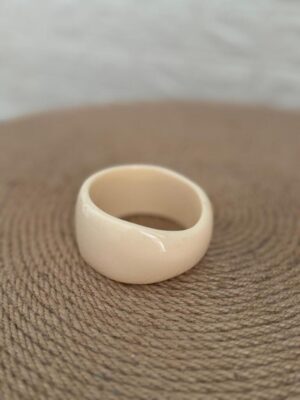 pulsera con efecto nacar de color beige