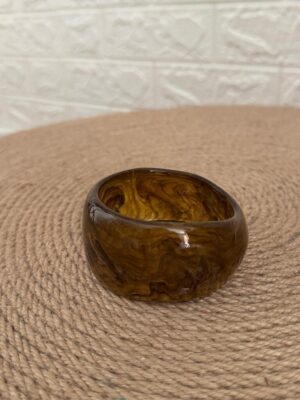 pulsera ancha con efecto nacar de color caramelo