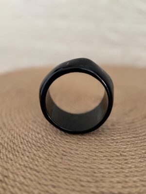 detalle de la forma en la pulsera efecto nacar negra