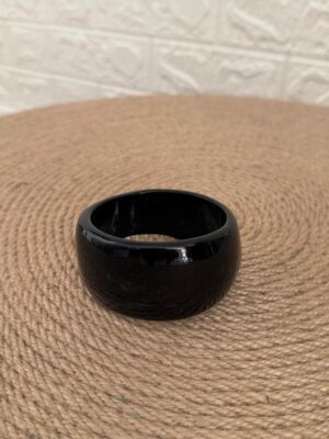 pulsera efecto nacar ancha de color negro
