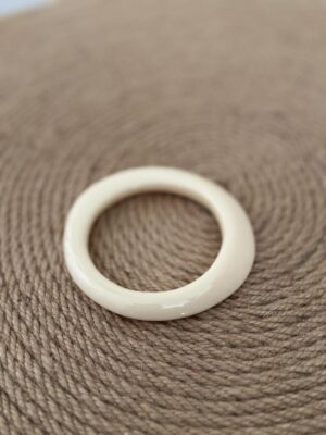 detalle de la forma de la pulsera nacar estrecha color beige