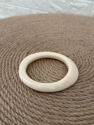 pulsera efecto nacar estrecha de color beige