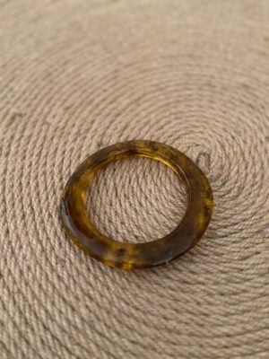 detalle de la forma de la pulsera estrecha efecto nacar caramelo